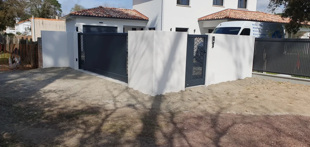 Pose d'un portail et clôture industrielle par Domotechnic, entreprise de domotique sur Les Sables d'Olonne