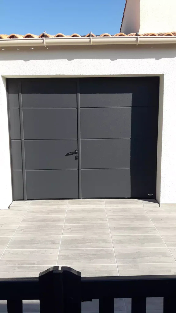 Pose d'une porte de garage par Domotechnic, entreprise de domotique sur Les Sables d'Olonne