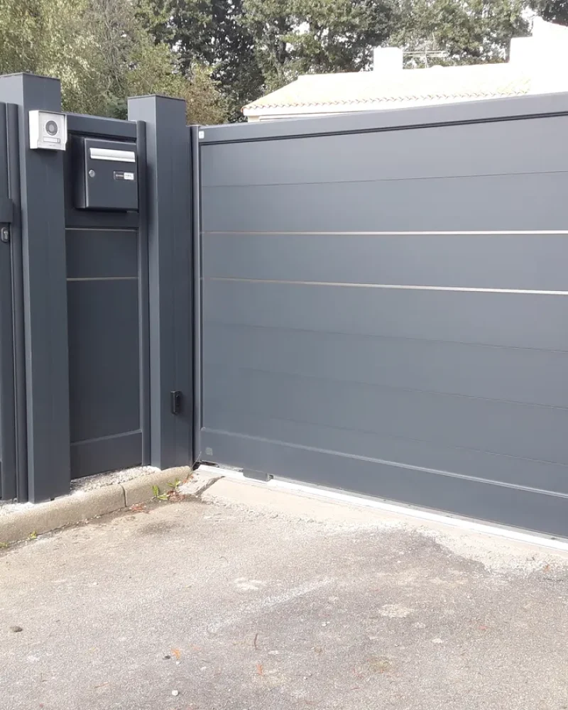 Pose d'un portail et clôture industrielle par Domotechnic, entreprise de domotique sur Les Sables d'Olonne