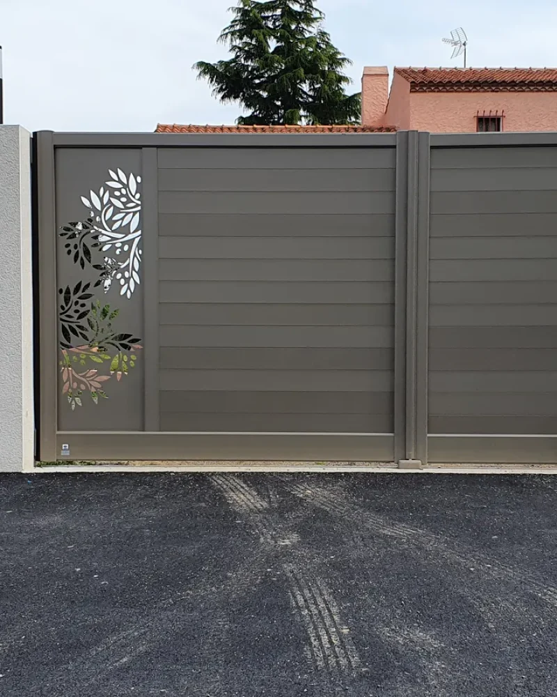 Pose d'un portail et clôture industrielle par Domotechnic, entreprise de domotique sur Les Sables d'Olonne