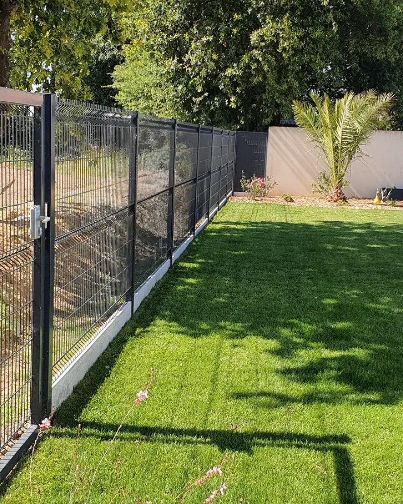 Pose d'un portail et clôture industrielle par Domotechnic, entreprise de domotique sur Les Sables d'Olonne