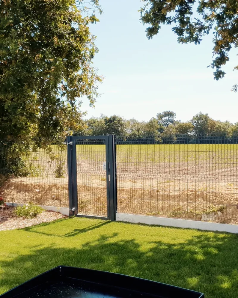 Pose d'un portail et clôture industrielle par Domotechnic, entreprise de domotique sur Les Sables d'Olonne
