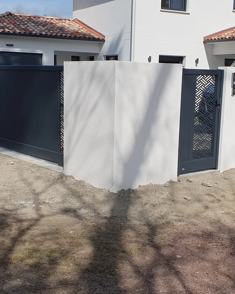 Pose d'un portail et clôture industrielle par Domotechnic, entreprise de domotique sur Les Sables d'Olonne