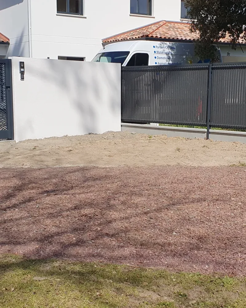 Pose d'un portail et clôture industrielle par Domotechnic, entreprise de domotique sur Les Sables d'Olonne
