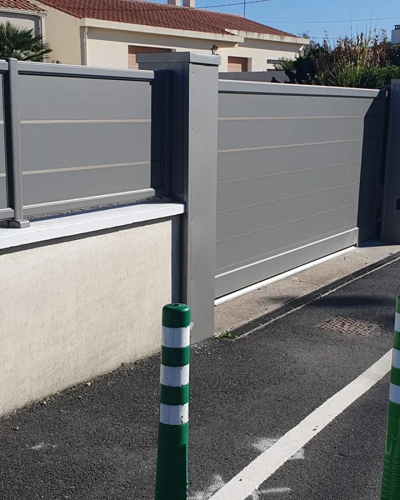 Pose d'un portail et clôture industrielle par Domotechnic, entreprise de domotique sur Les Sables d'Olonne