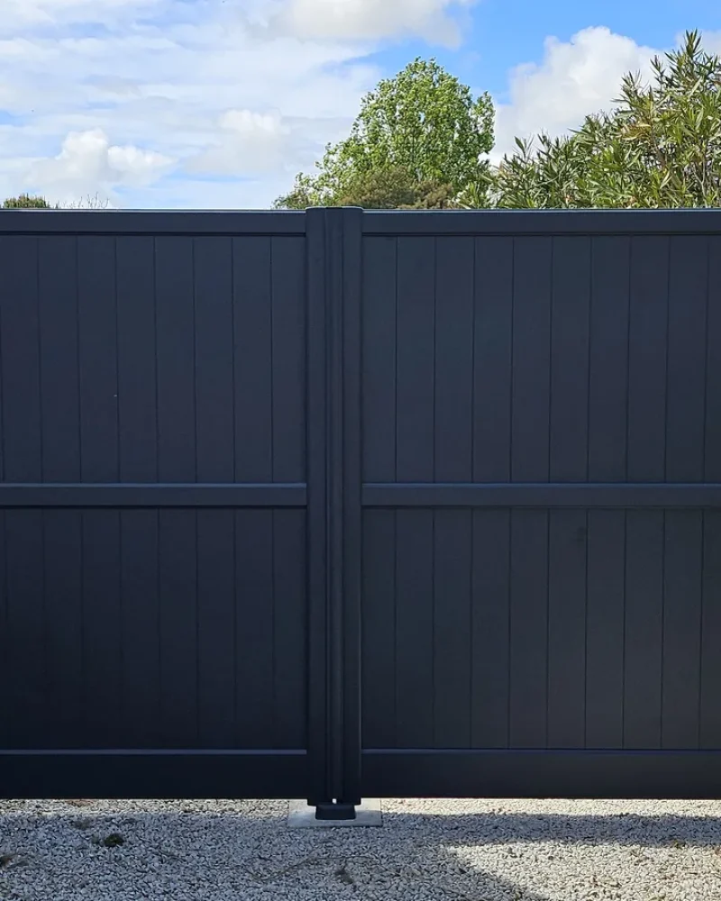 Pose d'un portail et clôture industrielle par Domotechnic, entreprise de domotique sur Les Sables d'Olonne