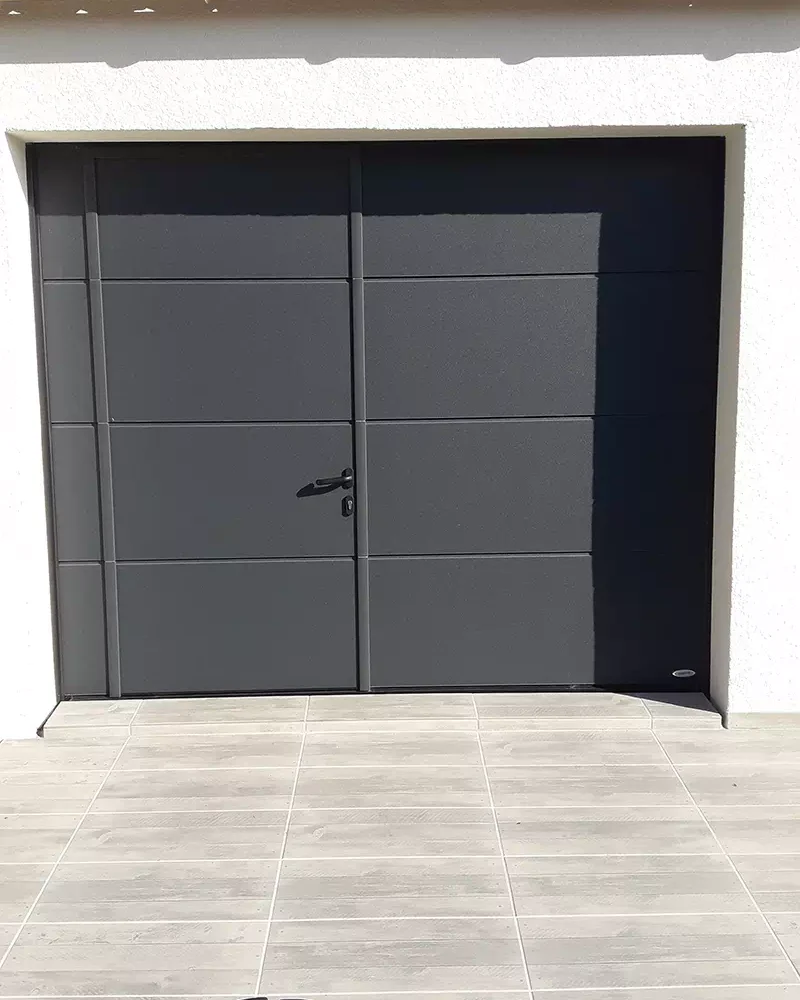 Pose d'une porte de garage par Domotechnic, entreprise de domotique sur Les Sables d'Olonne