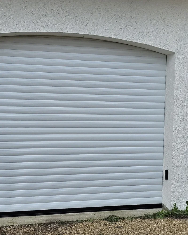Pose d'une porte de garage par Domotechnic, entreprise de domotique sur Les Sables d'Olonne