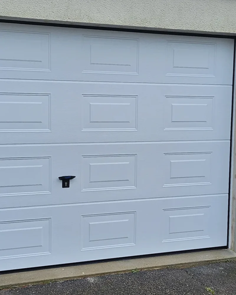 Pose d'une porte de garage par Domotechnic, entreprise de domotique sur Les Sables d'Olonne