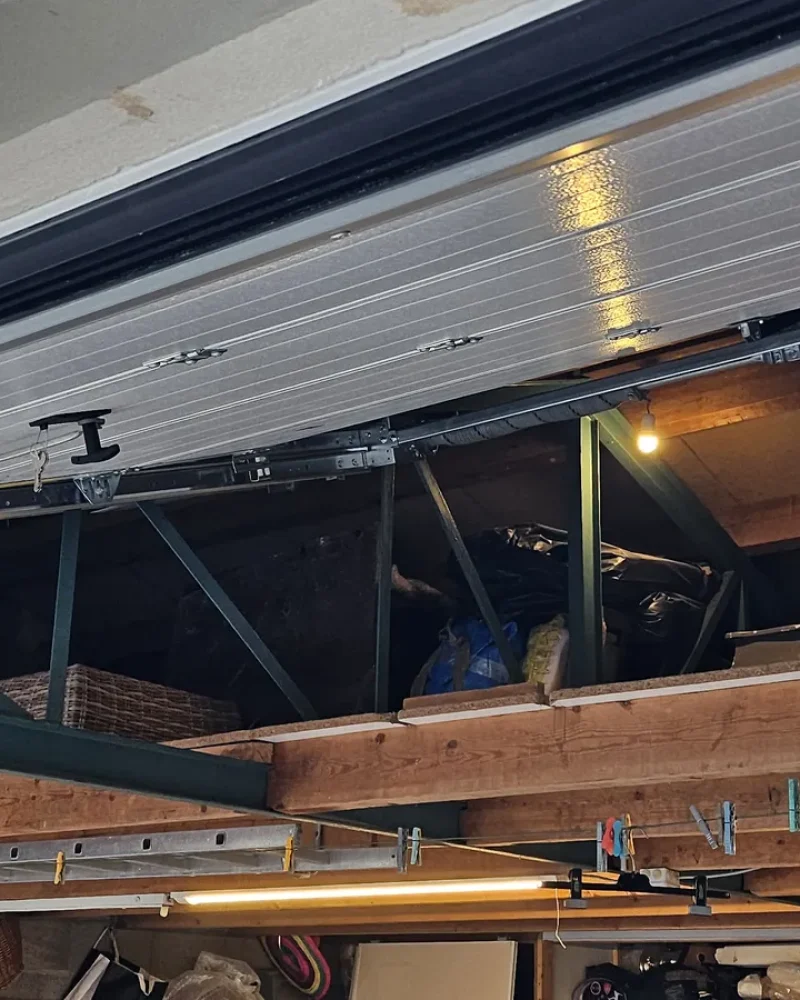 Pose d'une porte de garage par Domotechnic, entreprise de domotique sur Les Sables d'Olonne