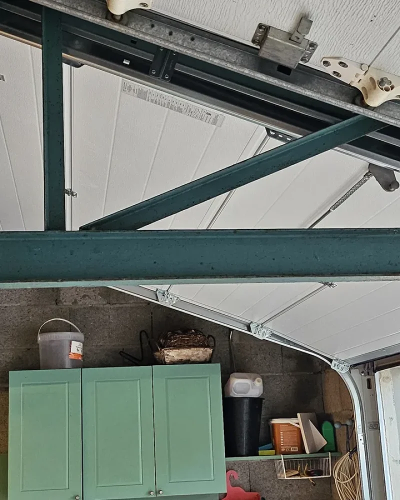 Pose d'une porte de garage par Domotechnic, entreprise de domotique sur Les Sables d'Olonne