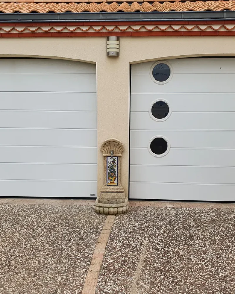 Pose d'une porte de garage par Domotechnic, entreprise de domotique sur Les Sables d'Olonne