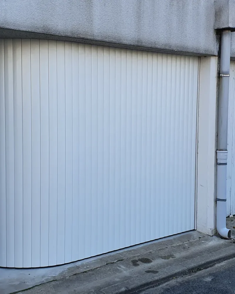 Pose d'une porte de garage par Domotechnic, entreprise de domotique sur Les Sables d'Olonne