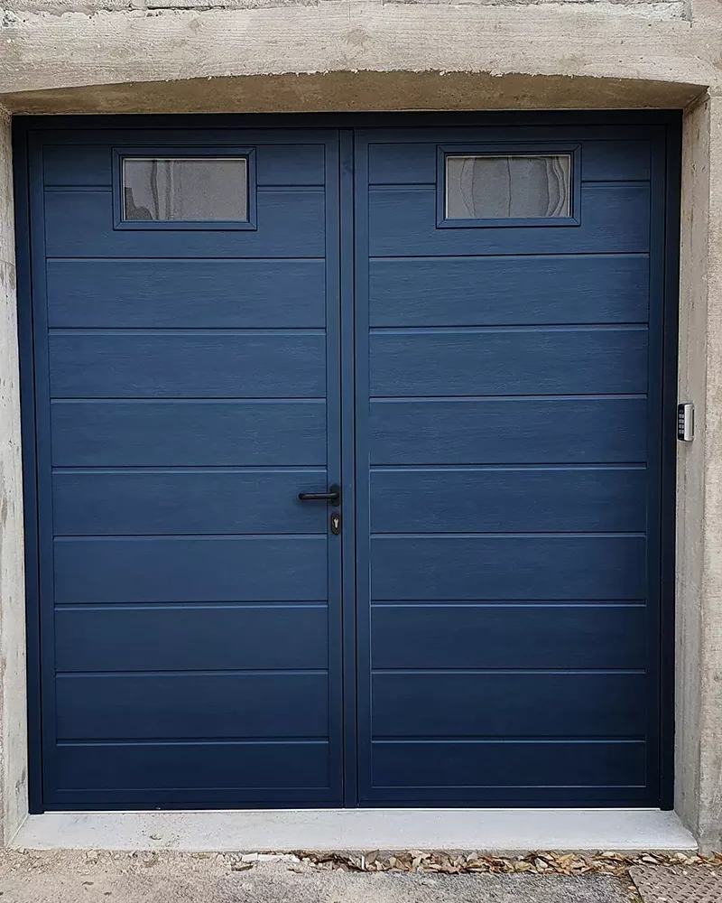 Pose d'une porte de garage par Domotechnic, entreprise de domotique sur Les Sables d'Olonne