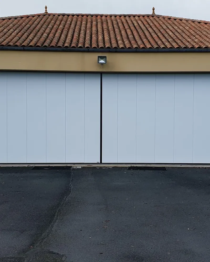 Pose d'une porte de garage par Domotechnic, entreprise de domotique sur Les Sables d'Olonne