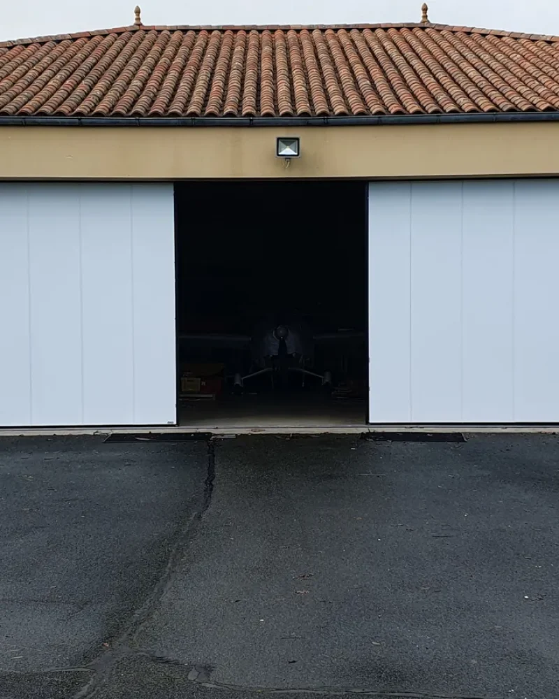 Pose d'une porte de garage par Domotechnic, entreprise de domotique sur Les Sables d'Olonne