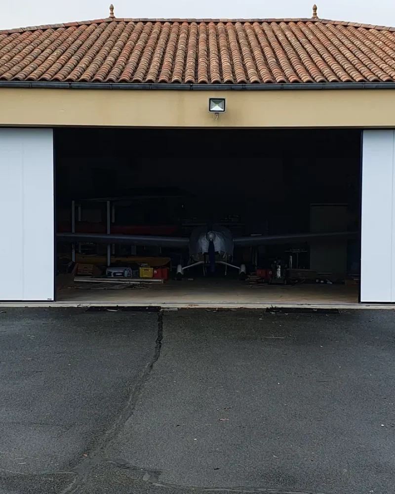 Pose d'une porte de garage par Domotechnic, entreprise de domotique sur Les Sables d'Olonne