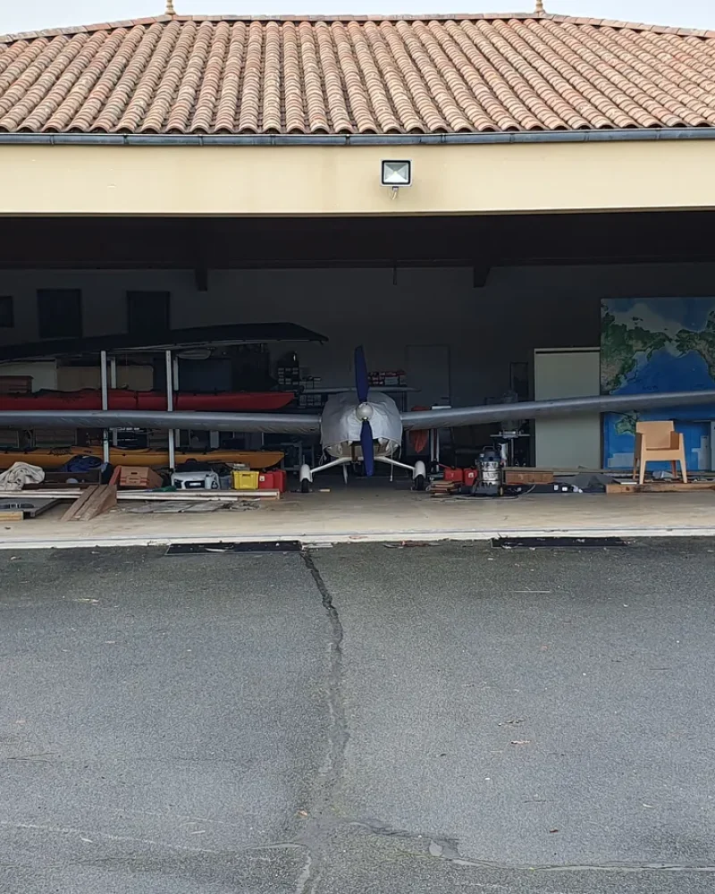 Pose d'une porte de garage par Domotechnic, entreprise de domotique sur Les Sables d'Olonne