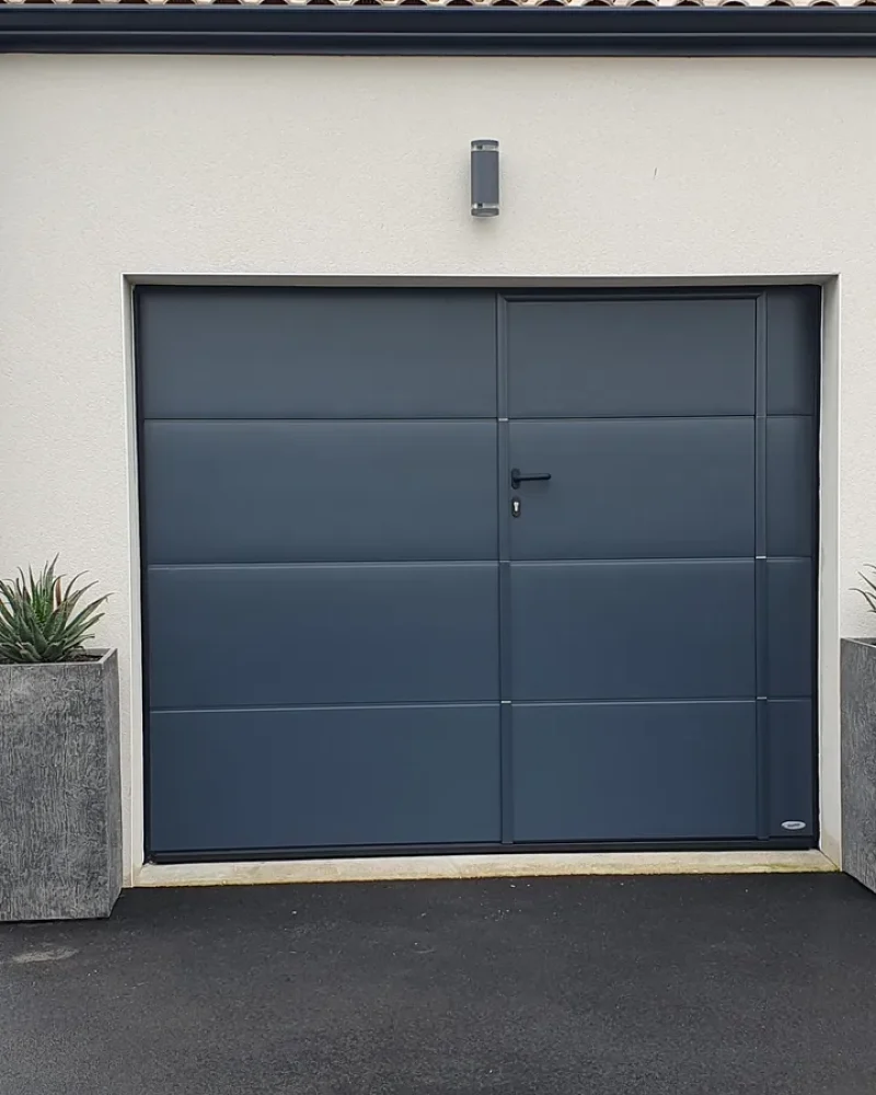 Pose d'une porte de garage par Domotechnic, entreprise de domotique sur Les Sables d'Olonne