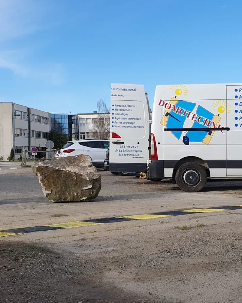 Pose d'une porte industrielle par Domotechnic, entreprise de domotique sur Les Sables d'Olonne