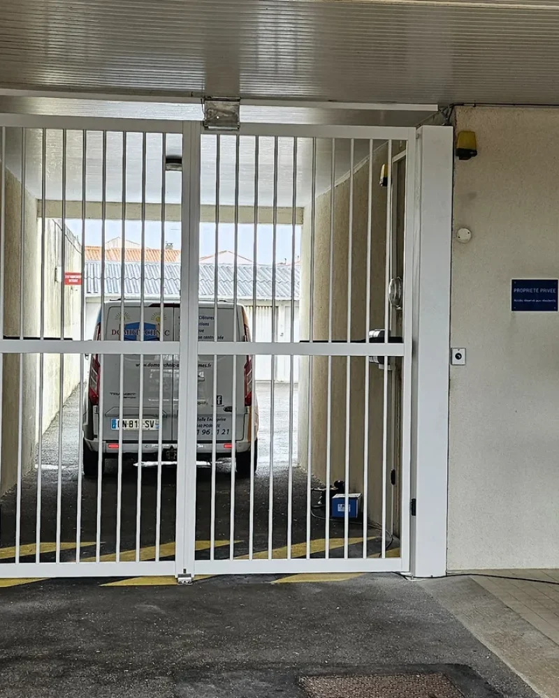 Pose d'une porte industrielle par Domotechnic, entreprise de domotique sur Les Sables d'Olonne