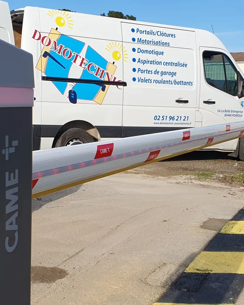 Pose d'une porte industrielle par Domotechnic, entreprise de domotique sur Les Sables d'Olonne