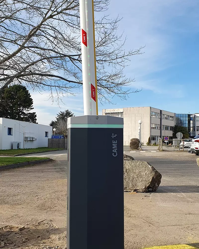 Pose d'une porte industrielle par Domotechnic, entreprise de domotique sur Les Sables d'Olonne