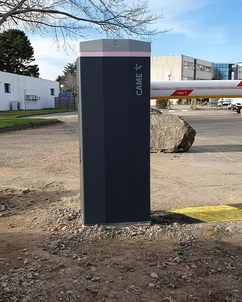 Pose d'une porte industrielle par Domotechnic, entreprise de domotique sur Les Sables d'Olonne