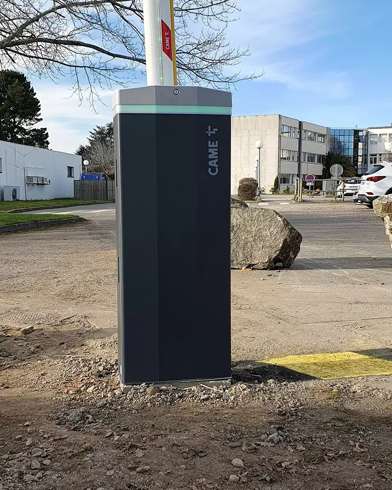 Pose d'une porte industrielle par Domotechnic, entreprise de domotique sur Les Sables d'Olonne