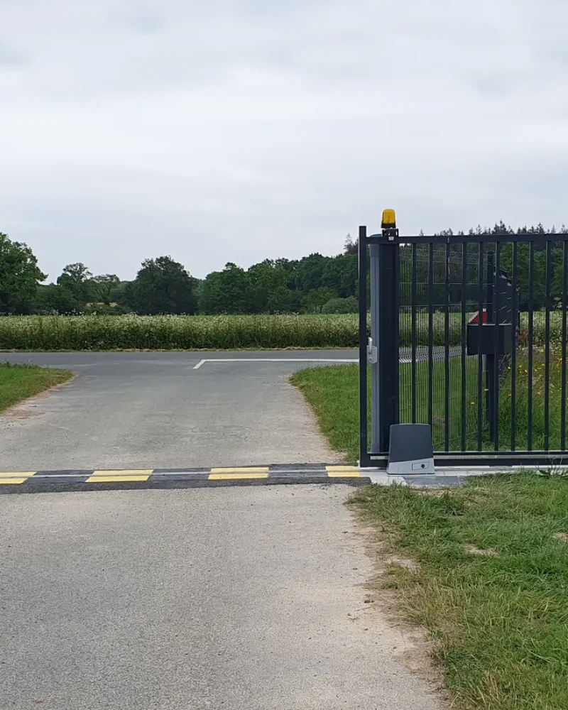 Pose d'une porte industrielle par Domotechnic, entreprise de domotique sur Les Sables d'Olonne