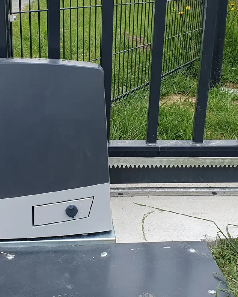 Pose d'une porte industrielle par Domotechnic, entreprise de domotique sur Les Sables d'Olonne