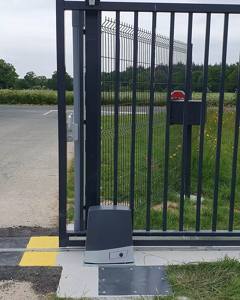 Pose d'une porte industrielle par Domotechnic, entreprise de domotique sur Les Sables d'Olonne