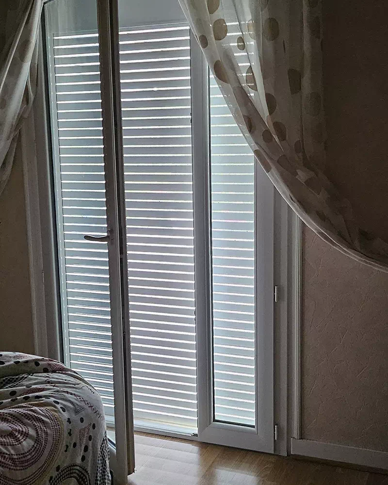 Pose d'un volet roulant par Domotechnic, entreprise de domotique sur Les Sables d'Olonne